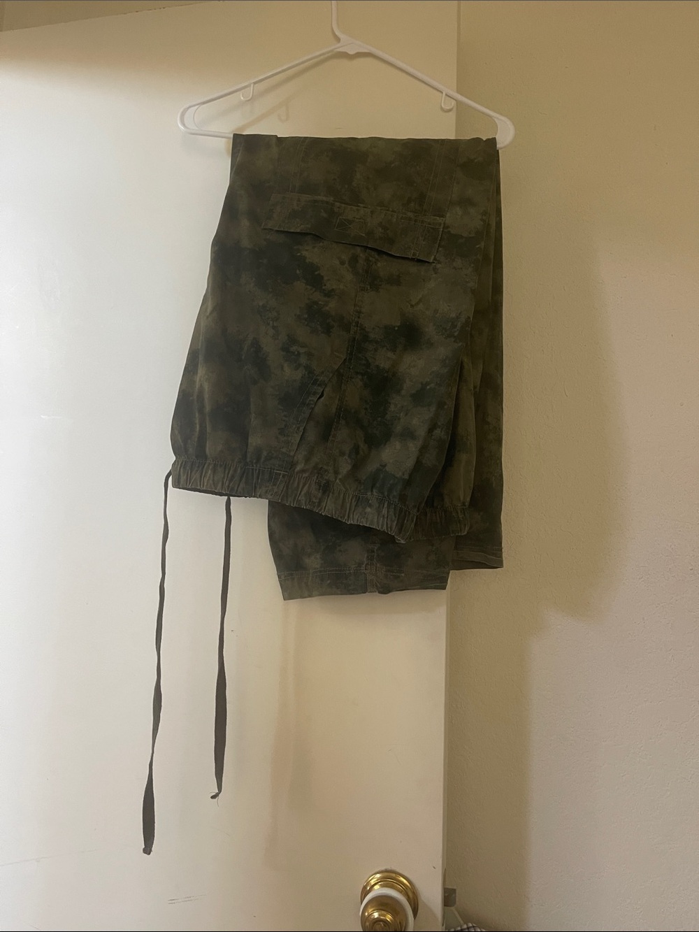 Vanilla Star Wide-legged green khakis.  Size Medium